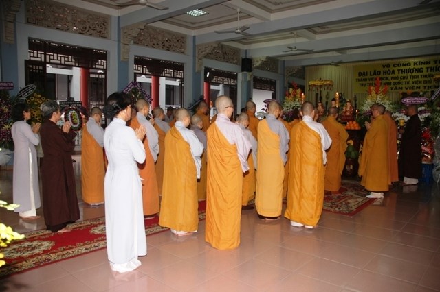 Chùm ảnh: Các đoàn viếng ĐLHT. Thích Từ Nhơn buổi sáng ngày thứ hai 27/4