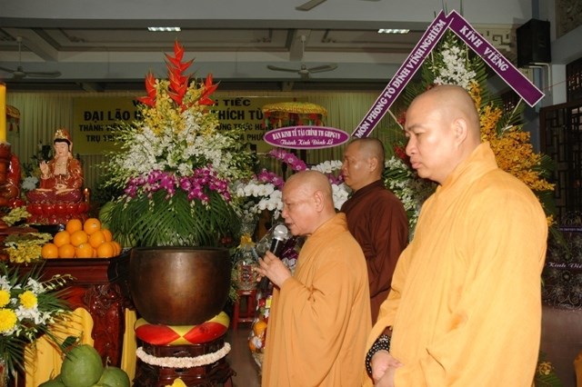 Chùm ảnh: Các đoàn viếng ĐLHT. Thích Từ Nhơn buổi sáng ngày thứ hai 27/4