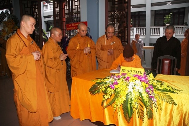 Chùm ảnh: Các đoàn viếng ĐLHT. Thích Từ Nhơn buổi sáng ngày thứ hai 27/4