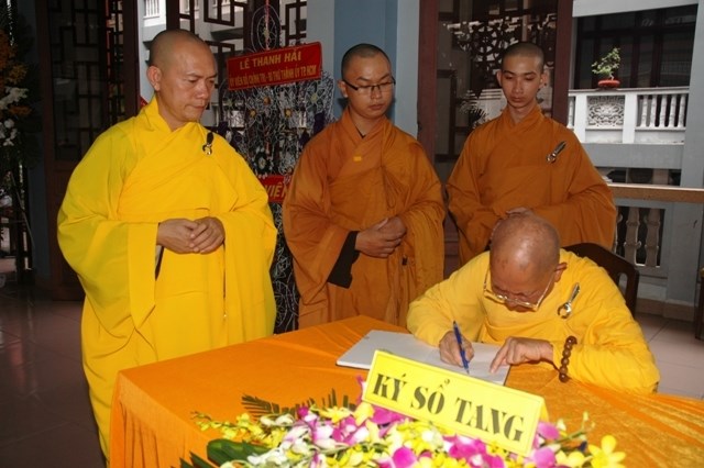 Chùm ảnh: Các đoàn viếng ĐLHT. Thích Từ Nhơn buổi sáng ngày thứ hai 27/4