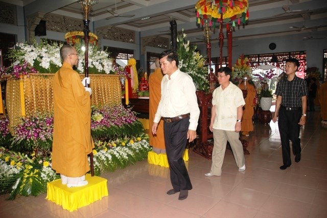 Chùm ảnh: Các đoàn viếng ĐLHT. Thích Từ Nhơn buổi sáng ngày thứ hai 27/4