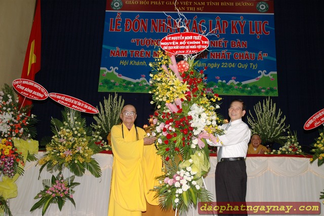 Bình Dương: Lễ đón nhận xác lập kỷ lục "Tượng Phật Nhập Niết Bàn Nằm Trên Mái Chùa Dài Nhất Châu Á"