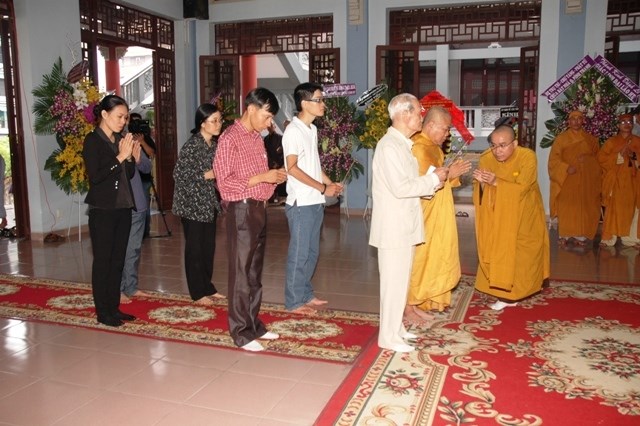 Chùm ảnh: Các đoàn viếng ĐLHT. Thích Từ Nhơn buổi sáng ngày thứ hai 27/4