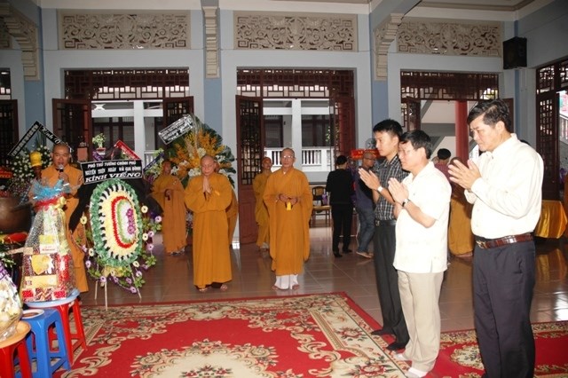 Chùm ảnh: Các đoàn viếng ĐLHT. Thích Từ Nhơn buổi sáng ngày thứ hai 27/4