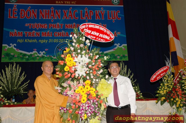 Bình Dương: Lễ đón nhận xác lập kỷ lục "Tượng Phật Nhập Niết Bàn Nằm Trên Mái Chùa Dài Nhất Châu Á"