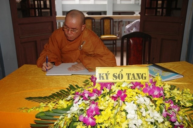 Chùm ảnh: Các đoàn viếng ĐLHT. Thích Từ Nhơn buổi sáng ngày thứ hai 27/4