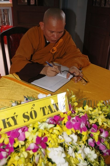 Chùm ảnh: Các đoàn viếng ĐLHT. Thích Từ Nhơn buổi sáng ngày thứ hai 27/4