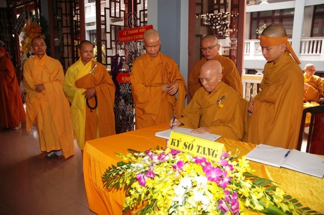 Chùm ảnh: Các đoàn viếng ĐLHT. Thích Từ Nhơn buổi sáng ngày thứ hai 27/4