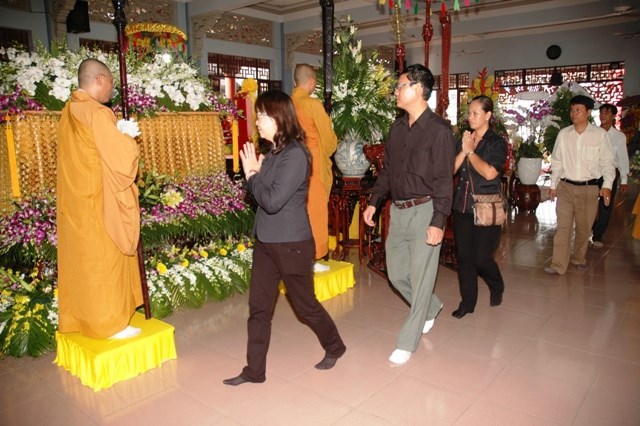 Chùm ảnh: Các đoàn viếng ĐLHT. Thích Từ Nhơn buổi sáng ngày thứ hai 27/4