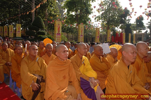 Bình Dương: Chào mừng Đại Lễ Phật Đản PL 2557 và khai hạ an cư