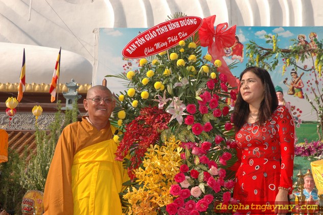 Bình Dương: Chào mừng Đại Lễ Phật Đản PL 2557 và khai hạ an cư