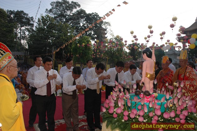 Bình Dương: Chào mừng Đại Lễ Phật Đản PL 2557 và khai hạ an cư