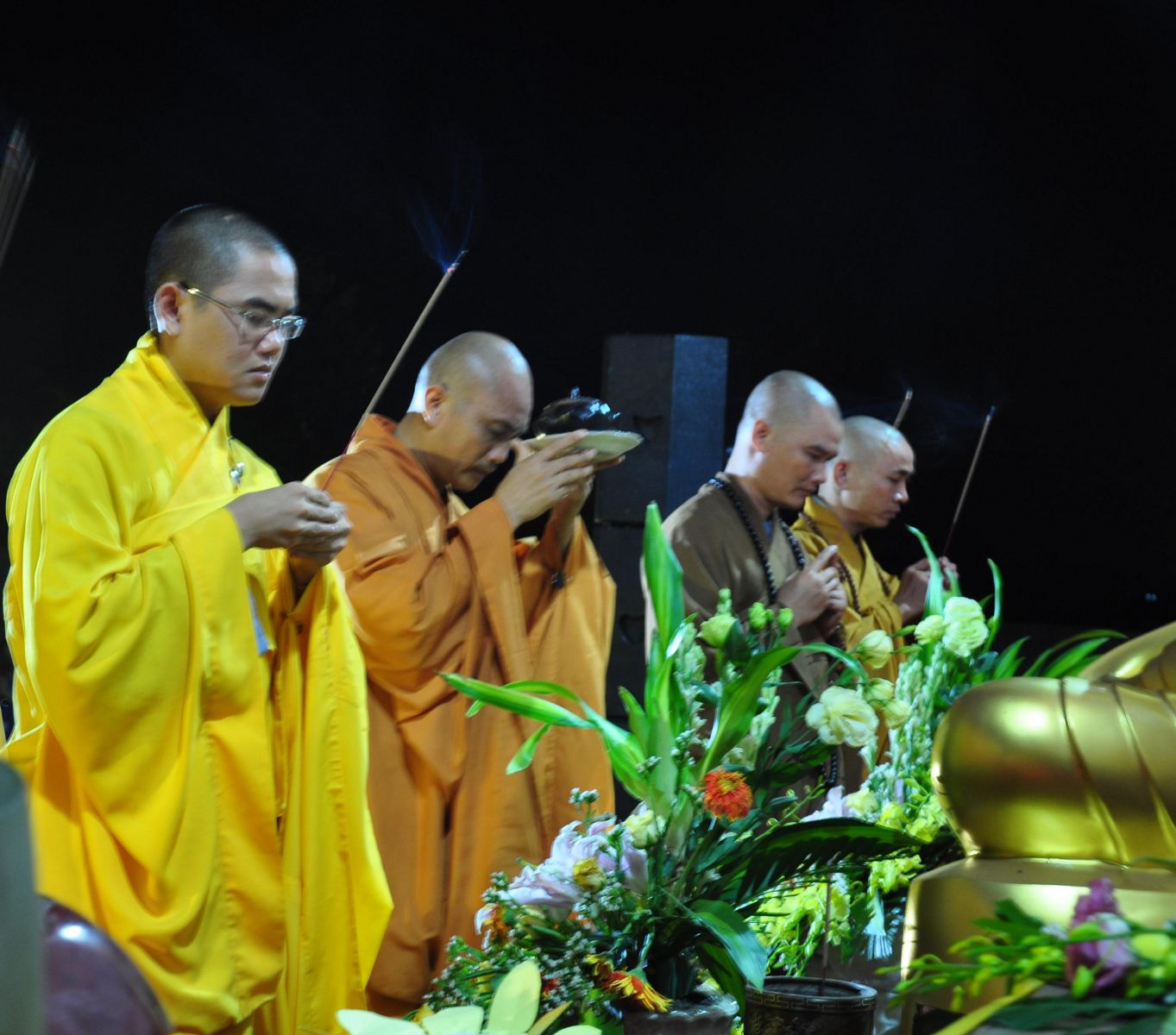 Hàng ngàn ngon nến lung linh tưởng nhớ về Cha và Mẹ