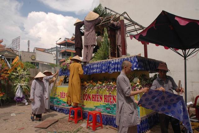 Các phái đoàn viếng ĐLHT. Thích Từ Nhơn chiều tối ngày thứ ba 28/04