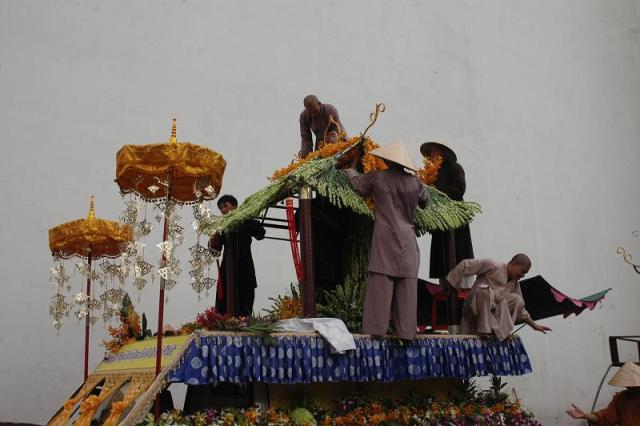 Các phái đoàn viếng ĐLHT. Thích Từ Nhơn chiều tối ngày thứ ba 28/04