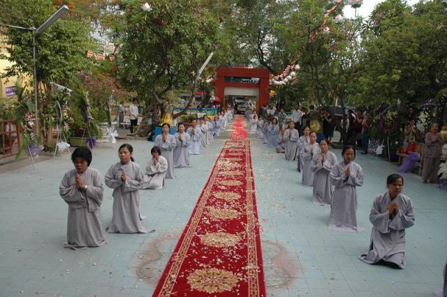 Các phái đoàn viếng ĐLHT. Thích Từ Nhơn chiều tối ngày thứ ba 28/04