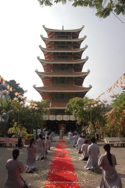 Các phái đoàn viếng ĐLHT. Thích Từ Nhơn chiều tối ngày thứ ba 28/04