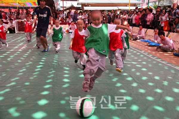 Hàn Quốc: Giải bóng đá tiểu tí hon chào mừng Phật đản