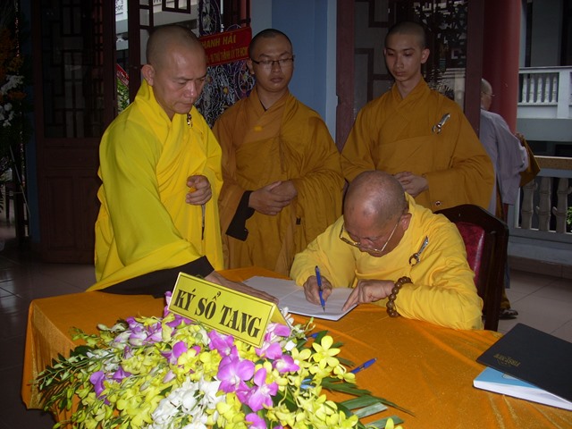 Hình ảnh viếng tang lễ HT. Thích Từ Nhơn buổi sáng ngày thứ hai