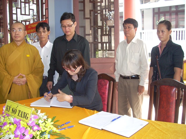 Hình ảnh viếng tang lễ HT. Thích Từ Nhơn buổi sáng ngày thứ hai