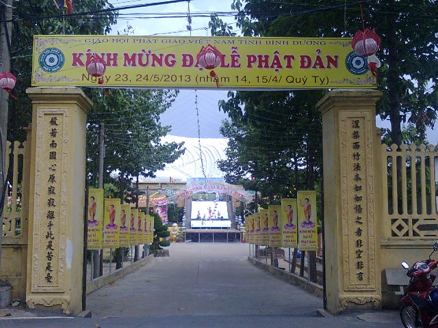 Bình Dương: 2557 liên đăng chào mừng đại lễ Phật đản sinh
