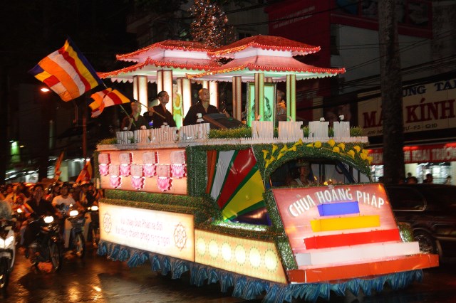 TP.HCM: Muôn sắc đêm diễu hành xe hoa mừng Phật đản PL.2557