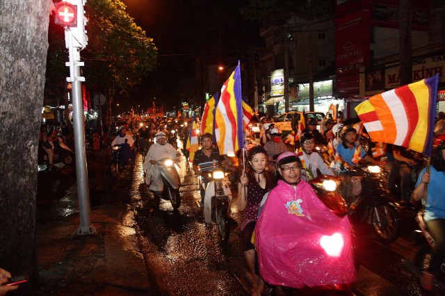 TP.HCM: Muôn sắc đêm diễu hành xe hoa mừng Phật đản PL.2557