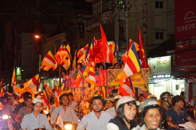 TP.HCM: Muôn sắc đêm diễu hành xe hoa mừng Phật đản PL.2557