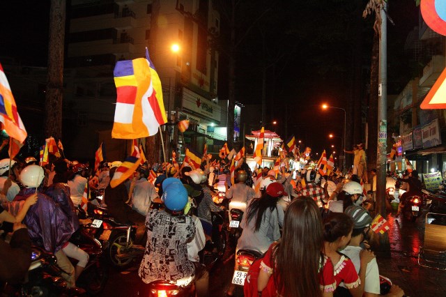 TP.HCM: Muôn sắc đêm diễu hành xe hoa mừng Phật đản PL.2557