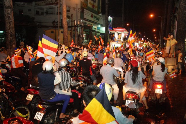 TP.HCM: Muôn sắc đêm diễu hành xe hoa mừng Phật đản PL.2557