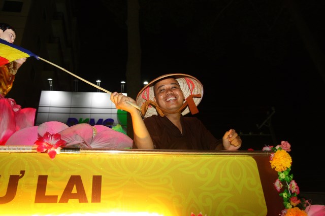 TP.HCM: Muôn sắc đêm diễu hành xe hoa mừng Phật đản PL.2557