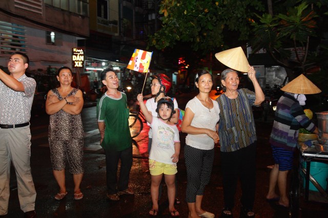 TP.HCM: Muôn sắc đêm diễu hành xe hoa mừng Phật đản PL.2557