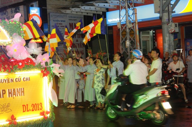 TP.HCM: Muôn sắc đêm diễu hành xe hoa mừng Phật đản PL.2557