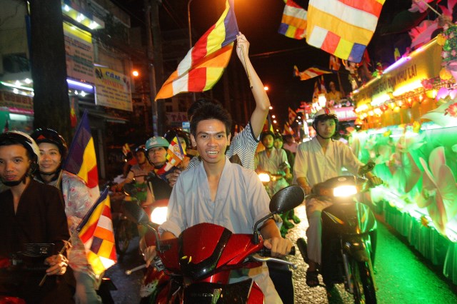 TP.HCM: Muôn sắc đêm diễu hành xe hoa mừng Phật đản PL.2557