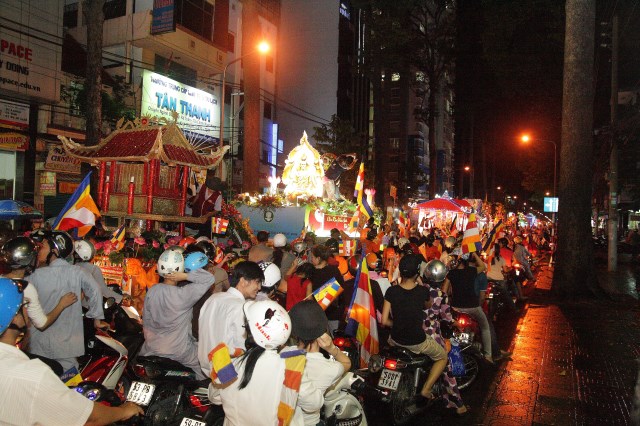 TP.HCM: Muôn sắc đêm diễu hành xe hoa mừng Phật đản PL.2557