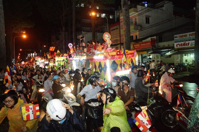 TP.HCM: Muôn sắc đêm diễu hành xe hoa mừng Phật đản PL.2557