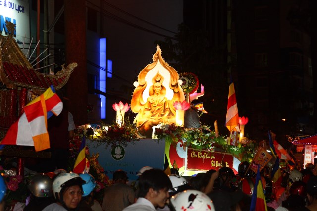 TP.HCM: Muôn sắc đêm diễu hành xe hoa mừng Phật đản PL.2557