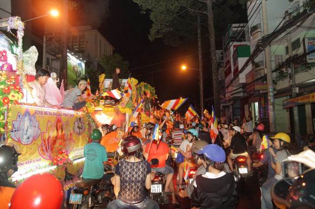 TP.HCM: Muôn sắc đêm diễu hành xe hoa mừng Phật đản PL.2557