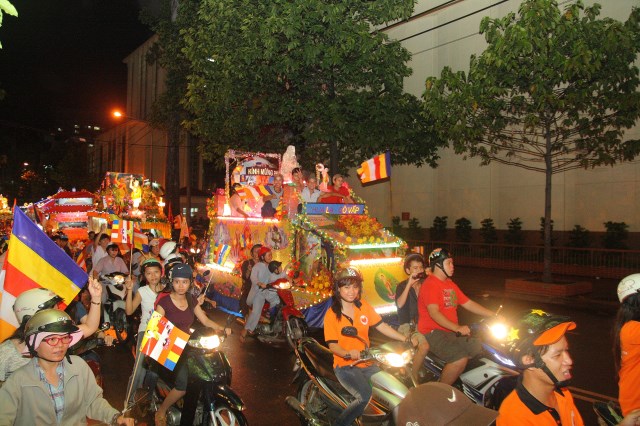 TP.HCM: Muôn sắc đêm diễu hành xe hoa mừng Phật đản PL.2557