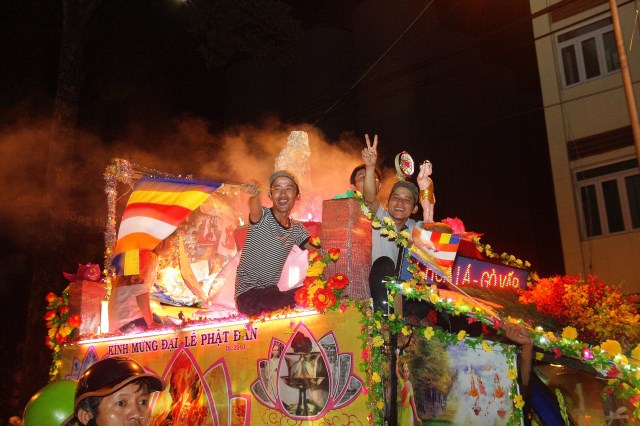 TP.HCM: Muôn sắc đêm diễu hành xe hoa mừng Phật đản PL.2557