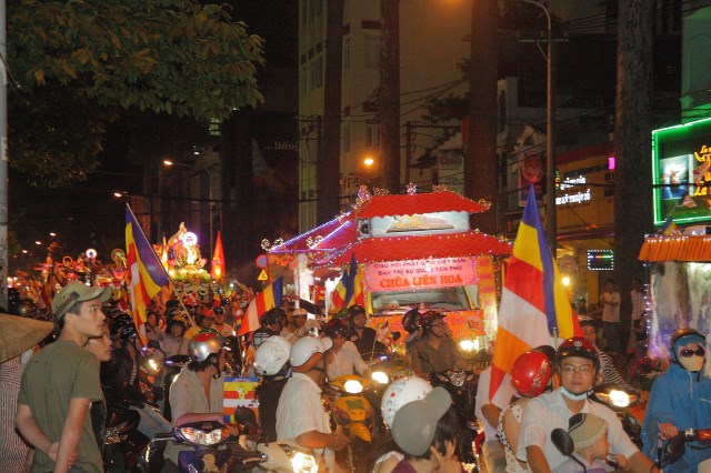 TP.HCM: Muôn sắc đêm diễu hành xe hoa mừng Phật đản PL.2557