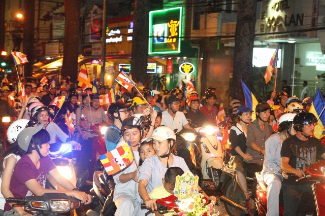 TP.HCM: Muôn sắc đêm diễu hành xe hoa mừng Phật đản PL.2557