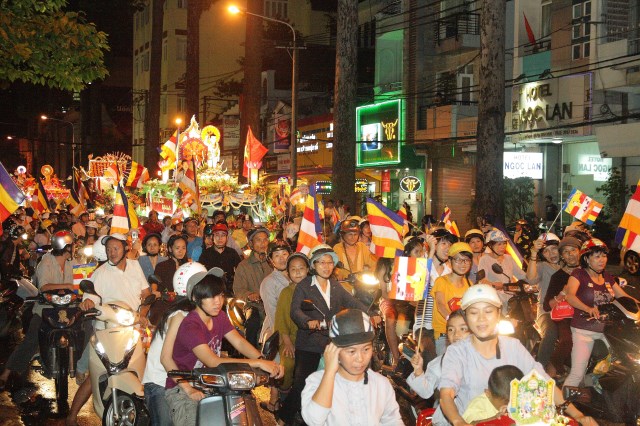 TP.HCM: Muôn sắc đêm diễu hành xe hoa mừng Phật đản PL.2557