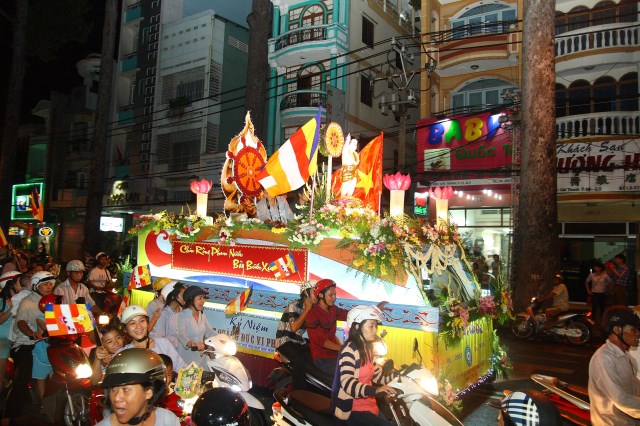 TP.HCM: Muôn sắc đêm diễu hành xe hoa mừng Phật đản PL.2557