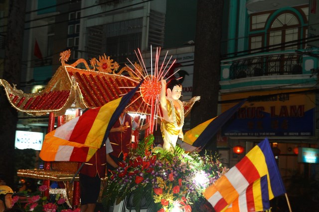 TP.HCM: Muôn sắc đêm diễu hành xe hoa mừng Phật đản PL.2557