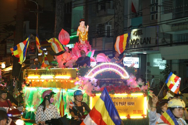 TP.HCM: Muôn sắc đêm diễu hành xe hoa mừng Phật đản PL.2557
