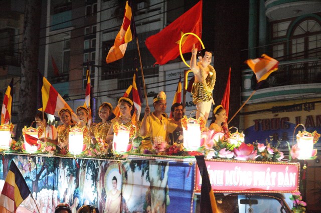 TP.HCM: Muôn sắc đêm diễu hành xe hoa mừng Phật đản PL.2557