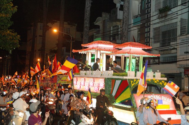 TP.HCM: Muôn sắc đêm diễu hành xe hoa mừng Phật đản PL.2557