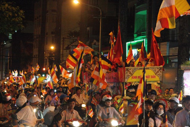 TP.HCM: Muôn sắc đêm diễu hành xe hoa mừng Phật đản PL.2557