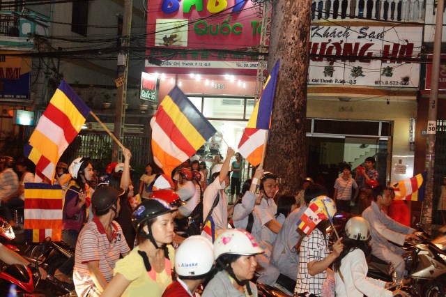 TP.HCM: Muôn sắc đêm diễu hành xe hoa mừng Phật đản PL.2557